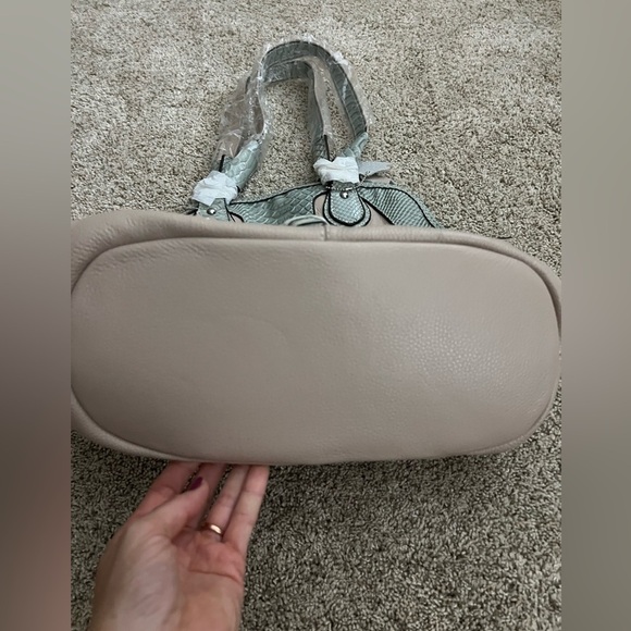 Monroe & Main Elegant Beige and Gray Women's Handbag - Picture 3 of 6